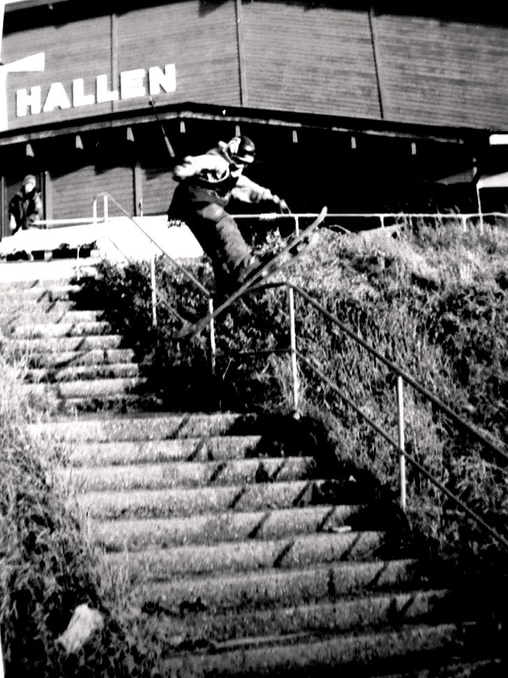 Sommar handrailsession.
2kink handrail i stockhol. Foto: Eric Wibaeus. Åkare: Henrik Harlaut.