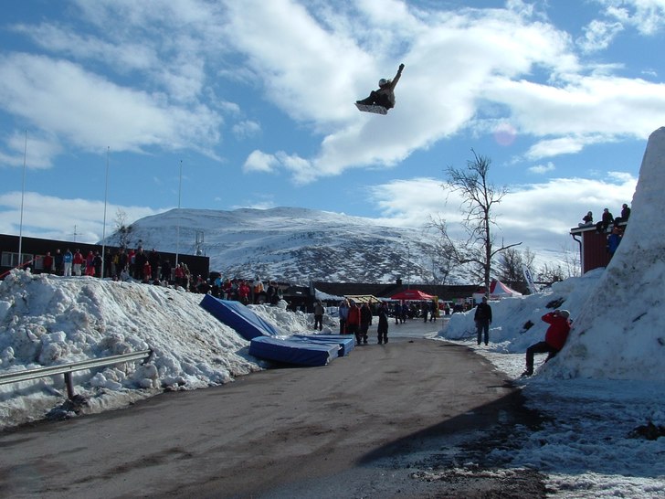 Uppvisning i Björkliden. Skönt med lite luft und. Foto: Chiva Morrow. Åkare: Simon Bonthron.