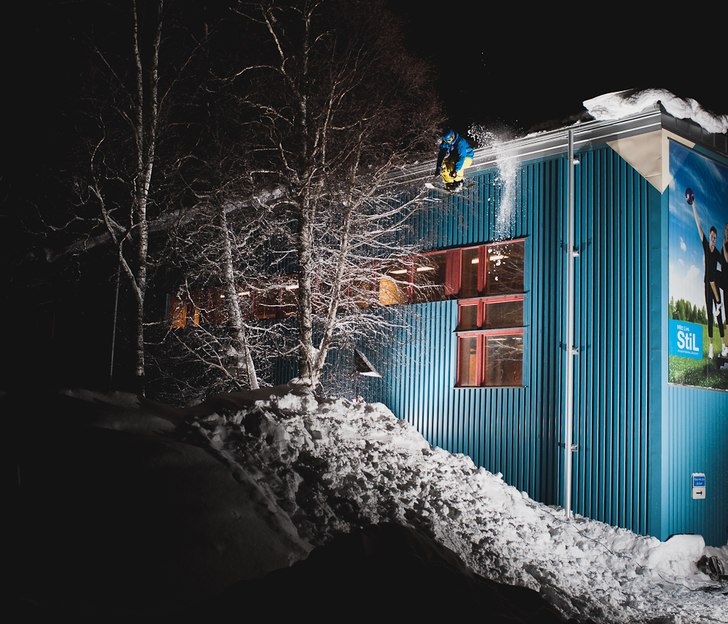 Vad gör man när det är 40 mil till riksgränsen. Foto: Björn Nygren. Åkare: Henrik Petersson.