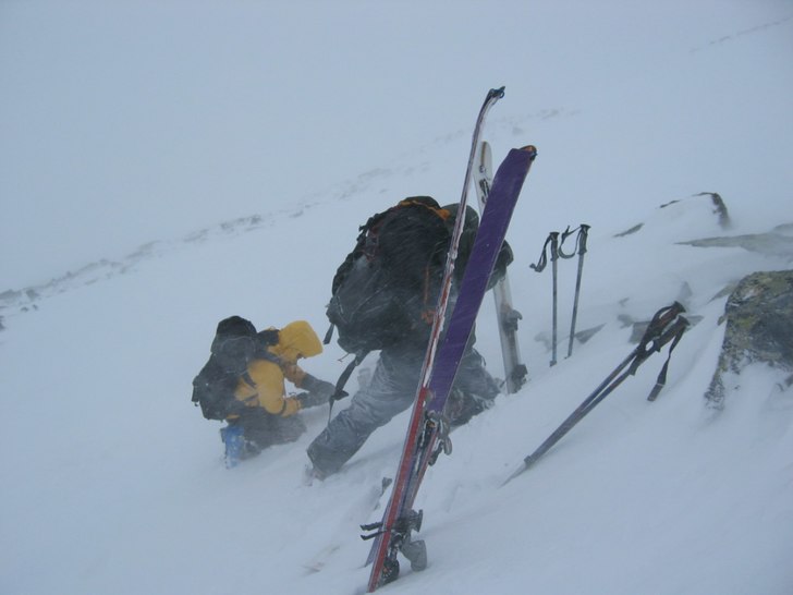 Livligt på fjälltopparna :-). Foto: Michael Antonsen. Åkare: Daniel Chapuis + en till.