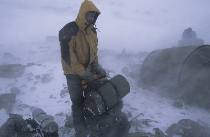 Per och jag har precis slagit upp vårt tält på . Foto: Jonas Ahlman. Åkare: Per.