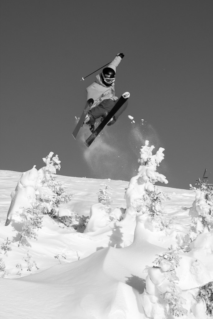 Borgen tar ett hopp över träden.

Vill ni ser . Foto: Marcus Olsson. Åkare: Niklas Bort.