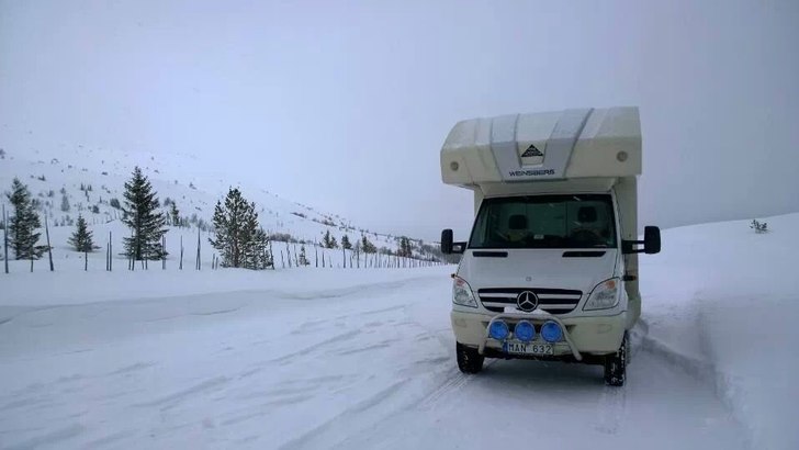 Husbilen med 4x4 parkerad för natten på 1000 m h. Foto: Anders Bengs.
