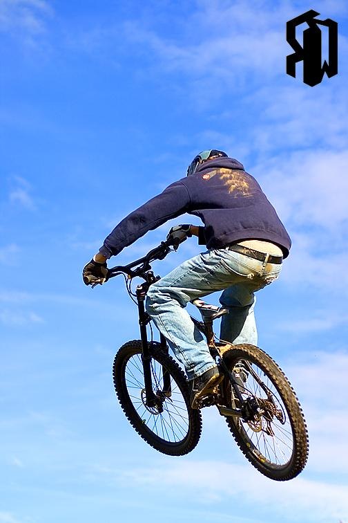 cyklar lite till. Foto: Kw Olsson. Åkare: Love Göransson.