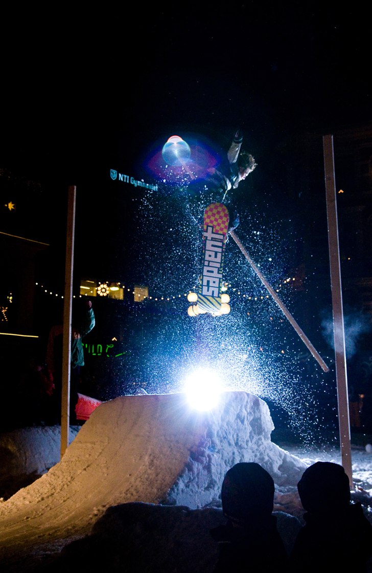"Höjdhopp" på railsession på torget i. Foto: Sofia Karlström. Åkare: Vet ej.