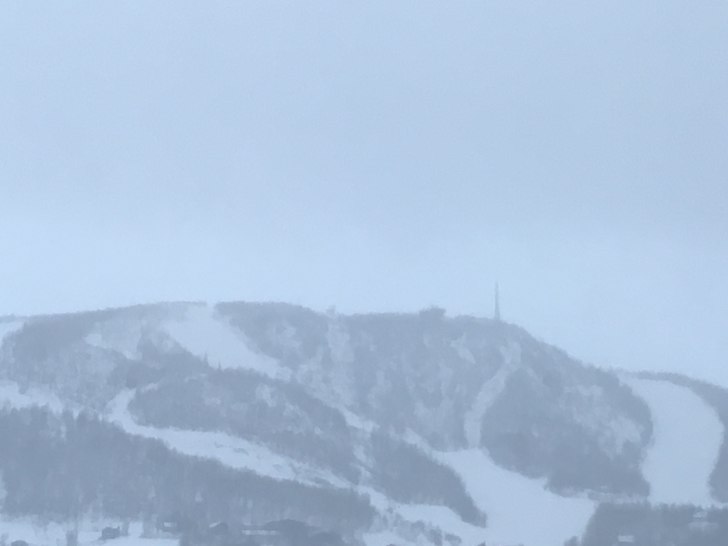 Imorgen åpner vi flere heiser og bakker. Dagskort.