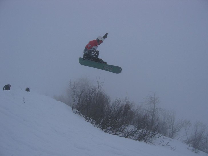 Vid dålig sikt är det bra att ta lite luft.. Foto: Janne Hallberg. Åkare: Patrik Johnsson.