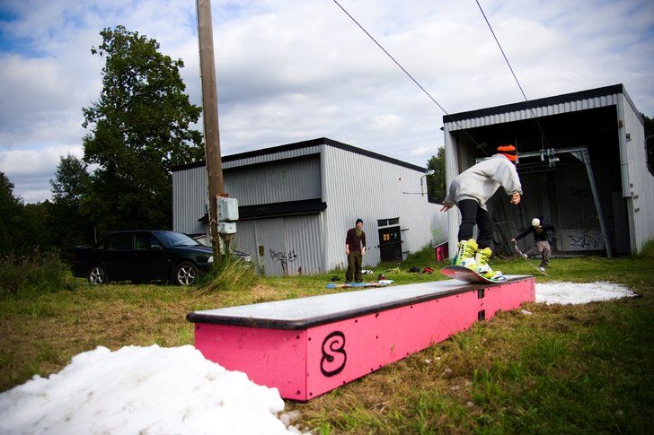 Jag pressar en solig söndag. Lägg märke till Fr. Foto: Karl Kurtti. Åkare: Oscar Sundell.