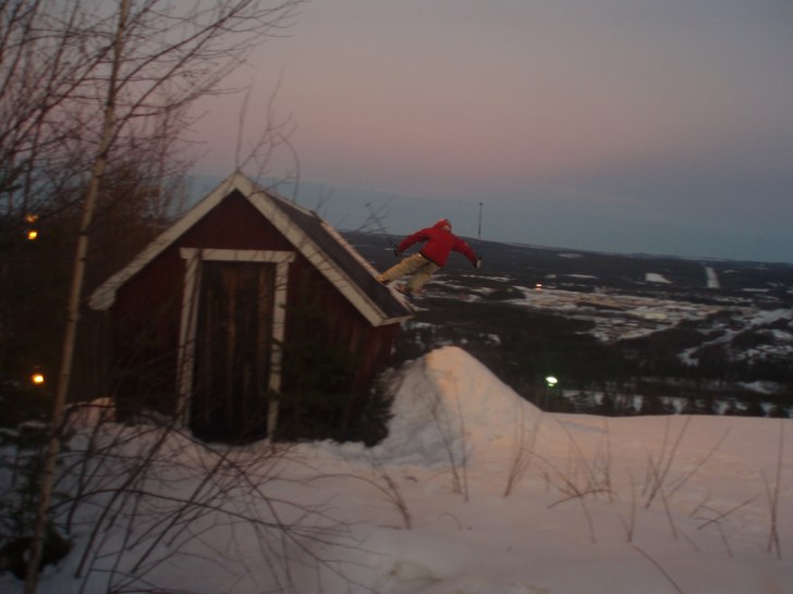 jag hoppa på tak.... Foto: my brother. Åkare: jag.