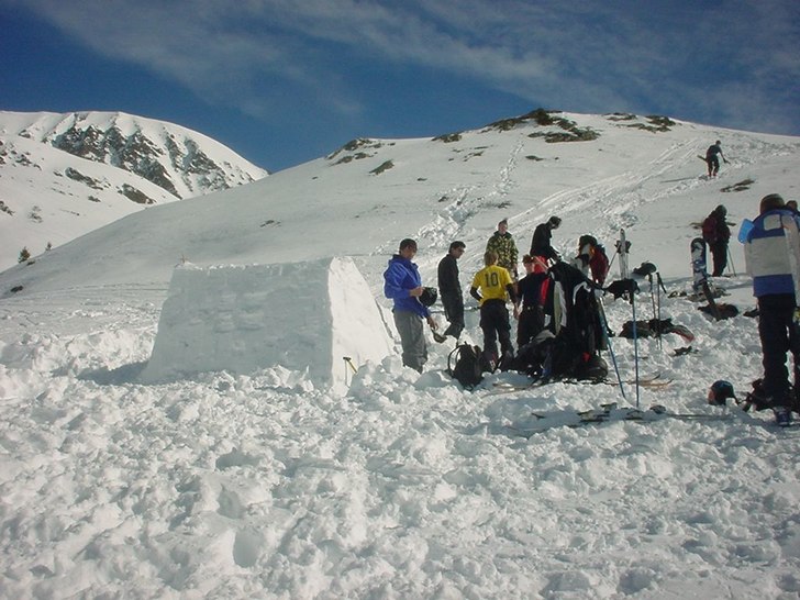 Ett hopp av hoppen vi byggde (backcountry). Foto: Jim Persson.