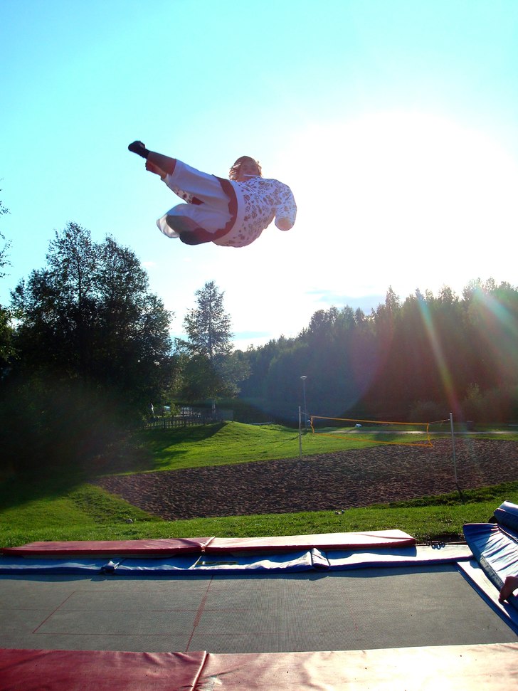 jag hoppar studsmatta och gör nått skönt!!:D:D. Foto: Sakarias Majander. Åkare: adam forsberg.