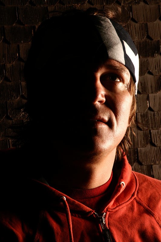 PG utanför stugan i Engelberg. Är det dimma och . Foto: Johan Ståhlberg / Freeradicals. Åkare: Per Huss.