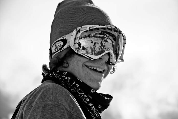 Glad liten pojke. Foto: Marcus Olsson. Åkare: Niklas Borg.