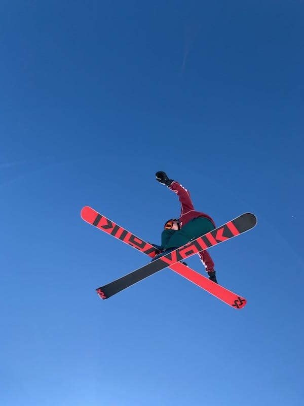 Yngsta sonen och hans kompis bara älskar hopp i p.