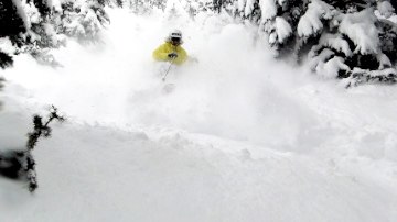 surfar ner på en liten lavin som någon sekund se. Foto: richard flygring. Åkare: Alexander Rutgersson.