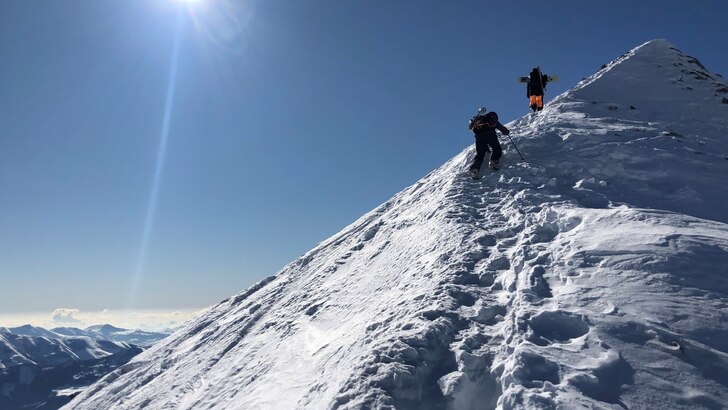 Skiers right efter liften upp.