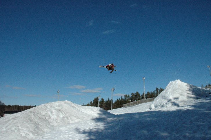 En solig maj dag i måttsund. Det går att åka i . Foto: Daniel ''Rambo'' Rönnbäck. Åkare: Erik Sundström.