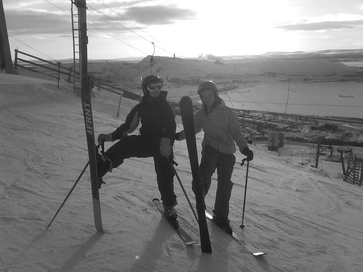 Jag och Elin drar en snygg pose ;). Foto: Fredrik. Åkare: Jag och Elin.