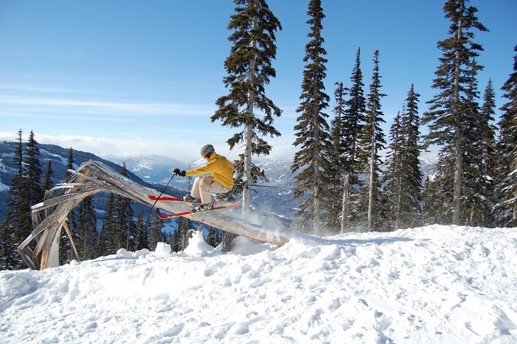 Fabbe slaktar det legendariska trädet.. Foto: Jon Weihard. Åkare: Fabian Wennerberg.