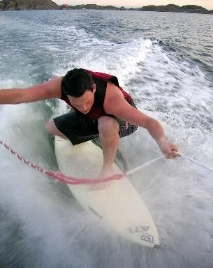 Ute på surfing bakom den allsmäktiga barkass!. Foto: Philip Rafsted. Åkare: Butch.