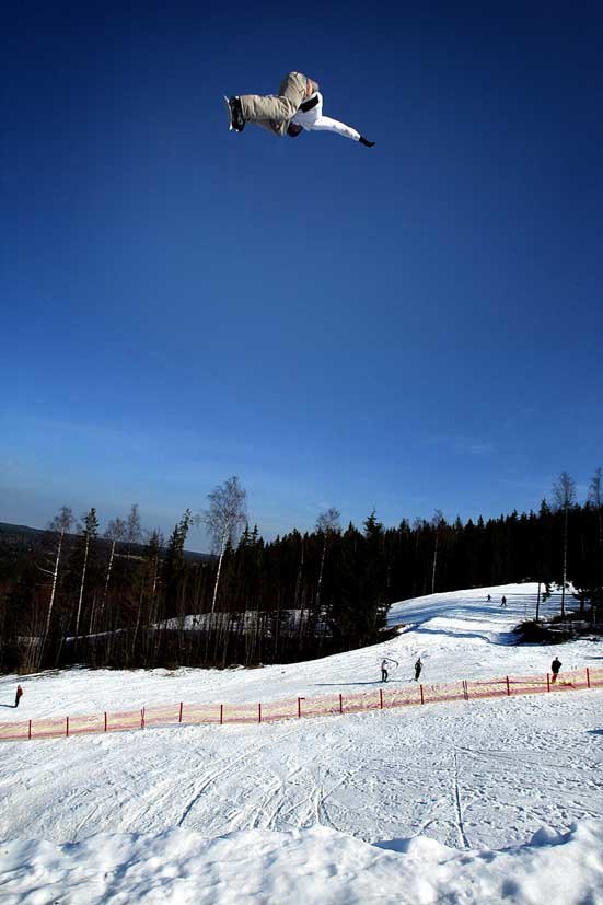 Andreas Jakobssons styggt 
höga backside air i R. Foto: Tobias Ivarsson. Åkare: Andreas Jakobsson.