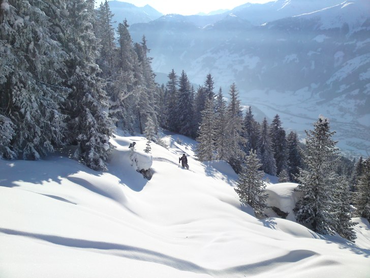 Vecka 8 äntligen här. Lekar i skogen under tvåa. Foto: Martin Berg. Åkare: Simon Bergman.