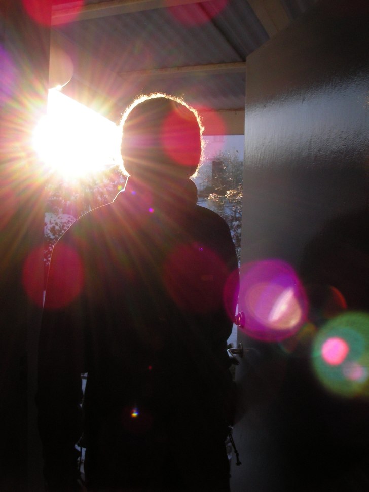 Jerker går in på morgonen med solen i ryggen. L�. Foto: Johanna Broo. Åkare: Jerker Broo.