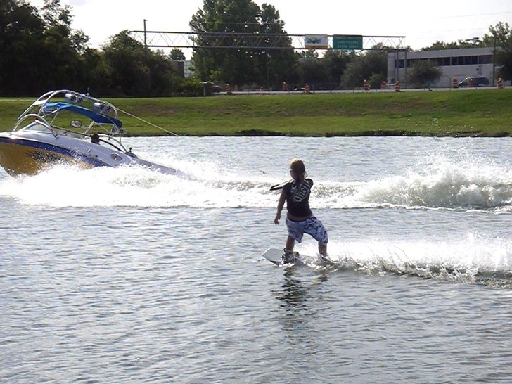 endags träning i cablepark med tränaren Addison. Foto: Sofia Isaksson. Åkare: Mikaela Isaksson.