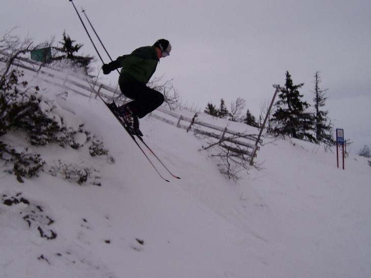 John droppar en tiometersklippa, kunde lika väl h. Foto: Erik Alpteg. Åkare: John Fougelberg.