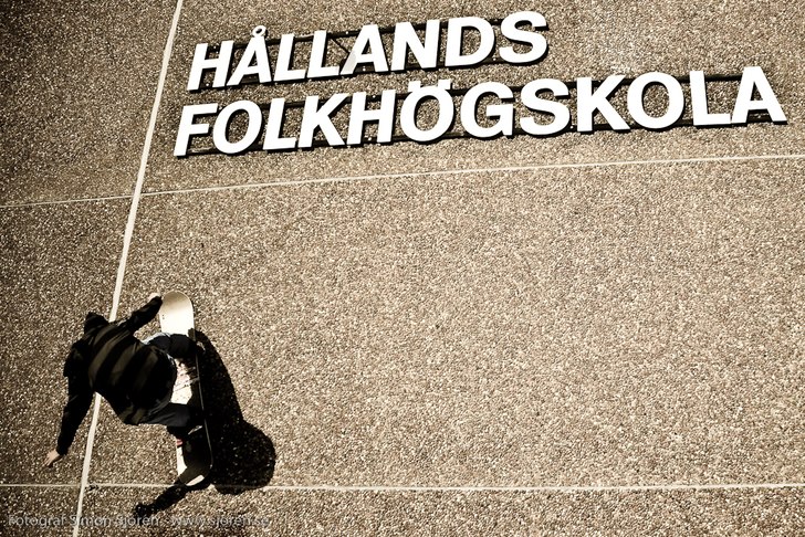 Några grabbar körde lite wallride på tegelvägg. Foto: Simon Sjörén www.sjoren.se. Åkare: Okänd.