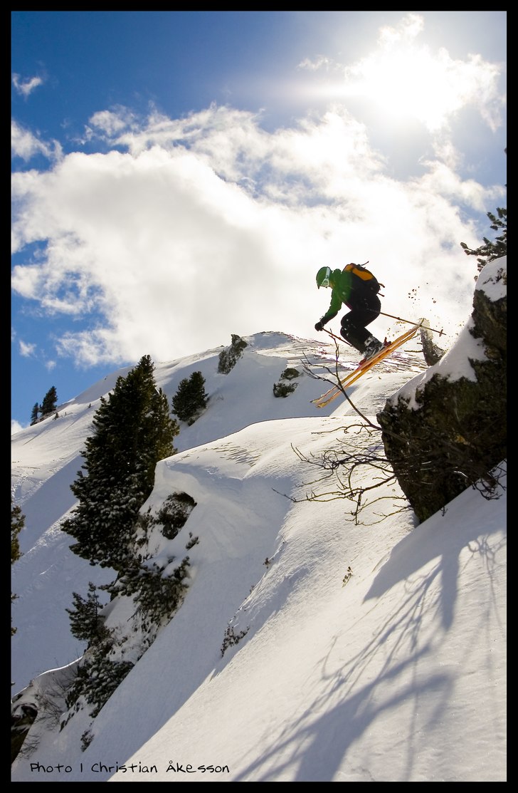Viktor droppar en klippa utanför systemet i Hochf. Foto: Christian Åkesson. Åkare: Viktor Johansson.