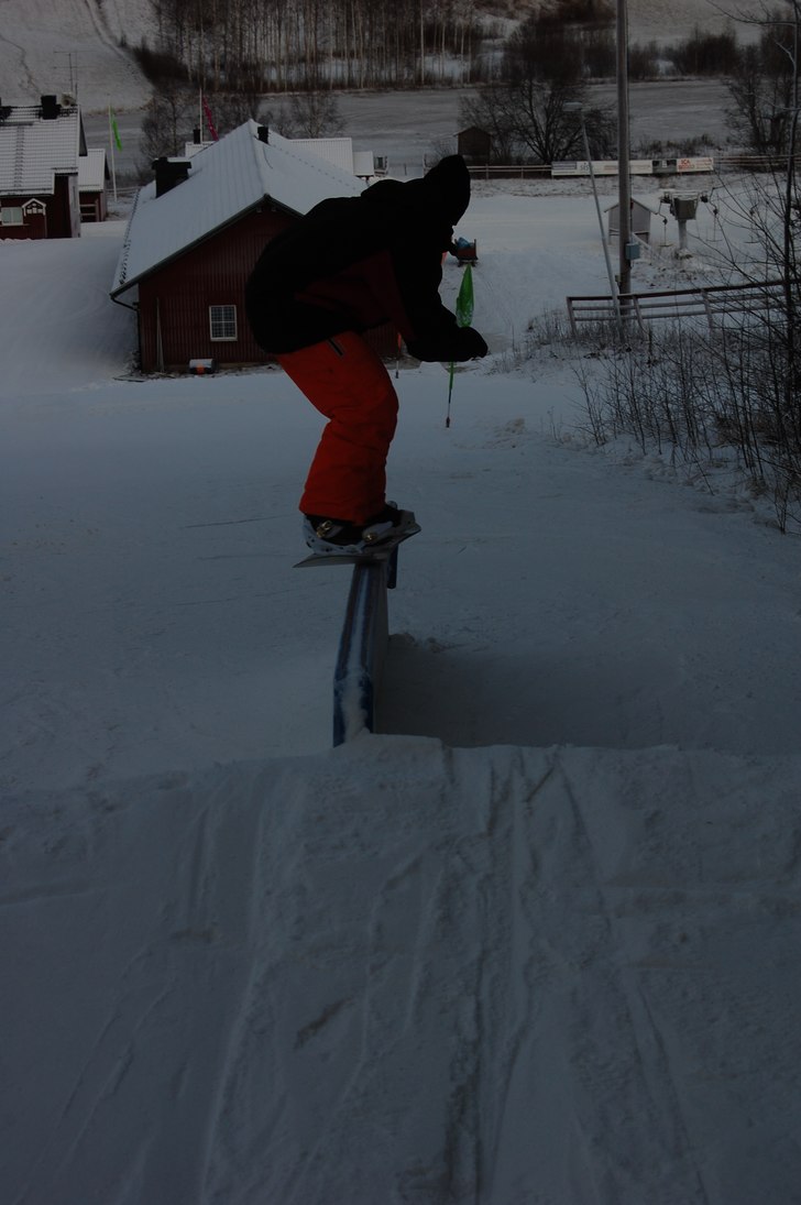 en 50/50 på 5 meters räcket . Foto: daniel jönsson. Åkare: robin järnberg.