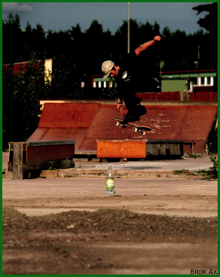 Pop shuvit över ett gap.. Foto: Bror Ax. Åkare: Anders Grännsjö.