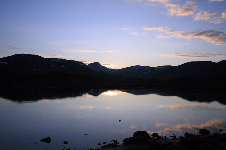 En sen sommarkväll vid en av de vackra åar som r. Foto: Jonas Emilsson.
