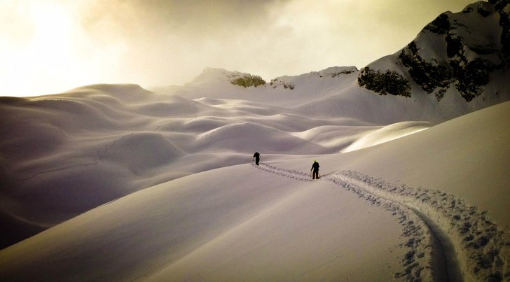 På tur i bergen. Foto: Martin Gräntz. Åkare: Rickard Claesson, Jim Runesson.
