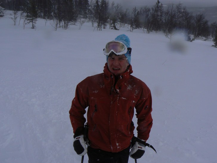 Hehe, rätt mkt snö i ansiktet som började smäl. Foto: Emil Nagy. Åkare: Oskar Holmblad.