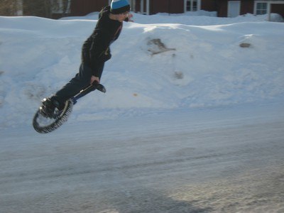 jag cyklar enhjuling. Foto: min kompis. Åkare: jag.