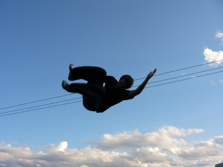 Första studsmattebilden i år. Vettefan vad jag g. Foto: Fredrik Emerson. Åkare: Martin Appelgren.