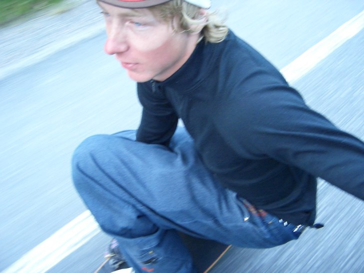 Drar upp lite fart me bilen innan jag ska bomba ba. Foto: Johan. Åkare: Nikke.