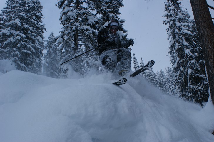en av många pillows på en av LAAX' många s. Foto: Dominik Kaelin. Åkare: Oskar Jönsson.