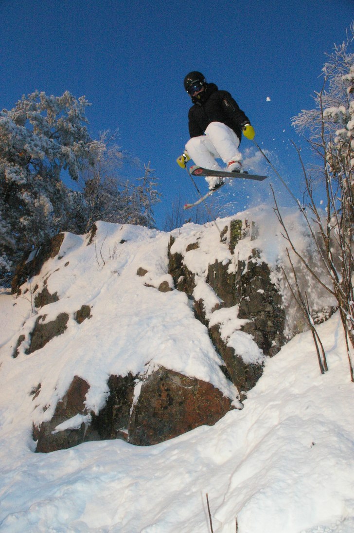 TelemarksLisa droppar från stupet . Foto: Tom Stål. Åkare: Lisa Englund.