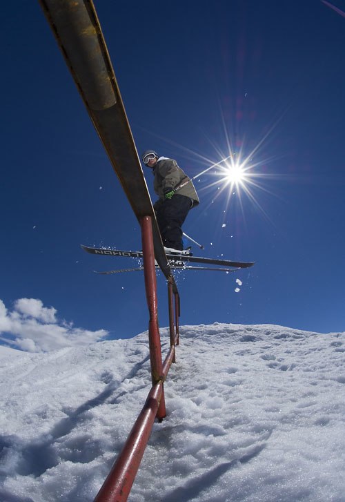 jag railar på ett räcke i backen medans Jesper t. Foto: Jesper Molin. Åkare: Simon Ericson.