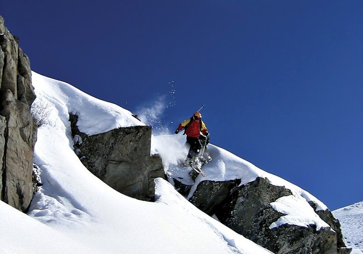 Skön bild med hopp utför klippa.
. Foto: Jocke. Åkare: Daniel Pettersson.