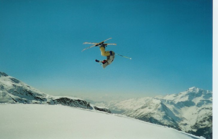 Jag byggde en kick på en kulle bredvid pisten, ef. Foto: Anna Alm. Åkare: Andreas Abramsson.