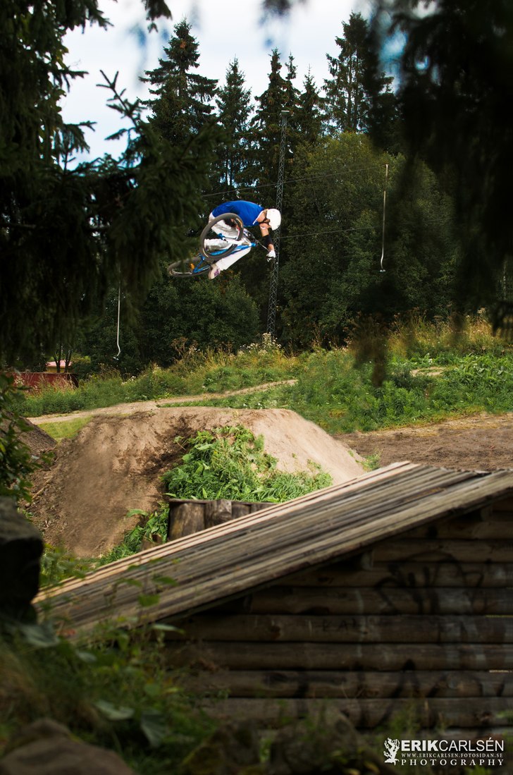 Martin langar 3:a table. Foto: Erik Carlsén. Åkare: Martin Söderström.