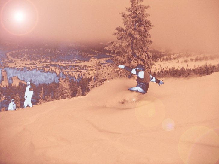 Per trycker till ordentligt i en pudersväng. Dett. Foto: Hans Johansson. Åkare: Per Larsson.