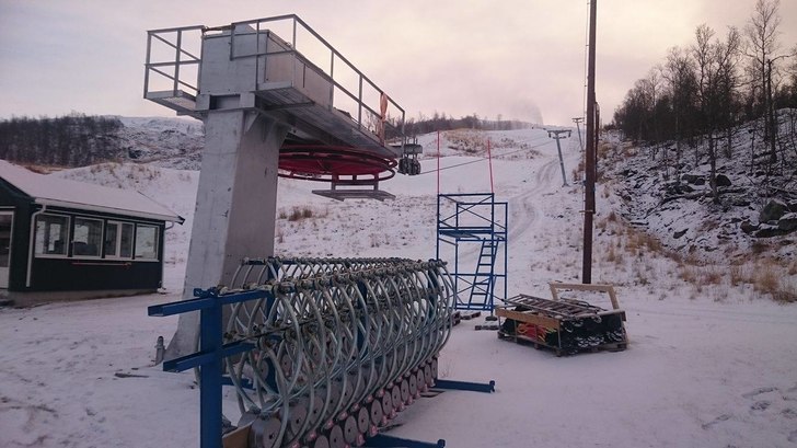 Klargjøring av hovedheisen
Nå er snøen sånn sm.