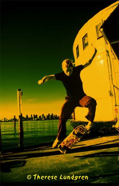 Laura Sliva kickflipping i Vancouver - 00 , same s. Foto: Therese Lundgren. Åkare: Laura Sliva.