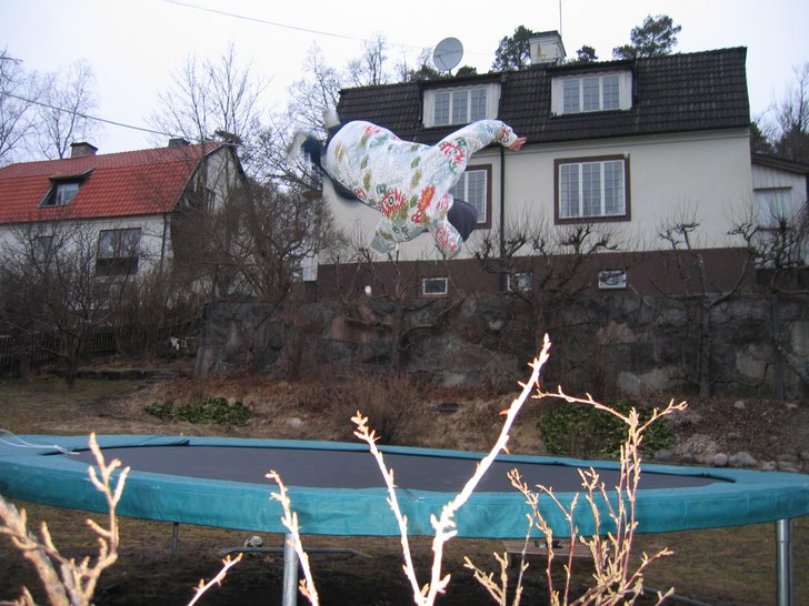 Jag hoppar på en studsmatta och jör en cork 720. Foto: Simon. Åkare: Jag.