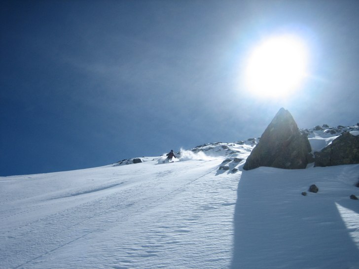 Två veckor efter senaste snöfall kan man ändå . Foto: Magnus Kron. Åkare: Annika Warnelid.